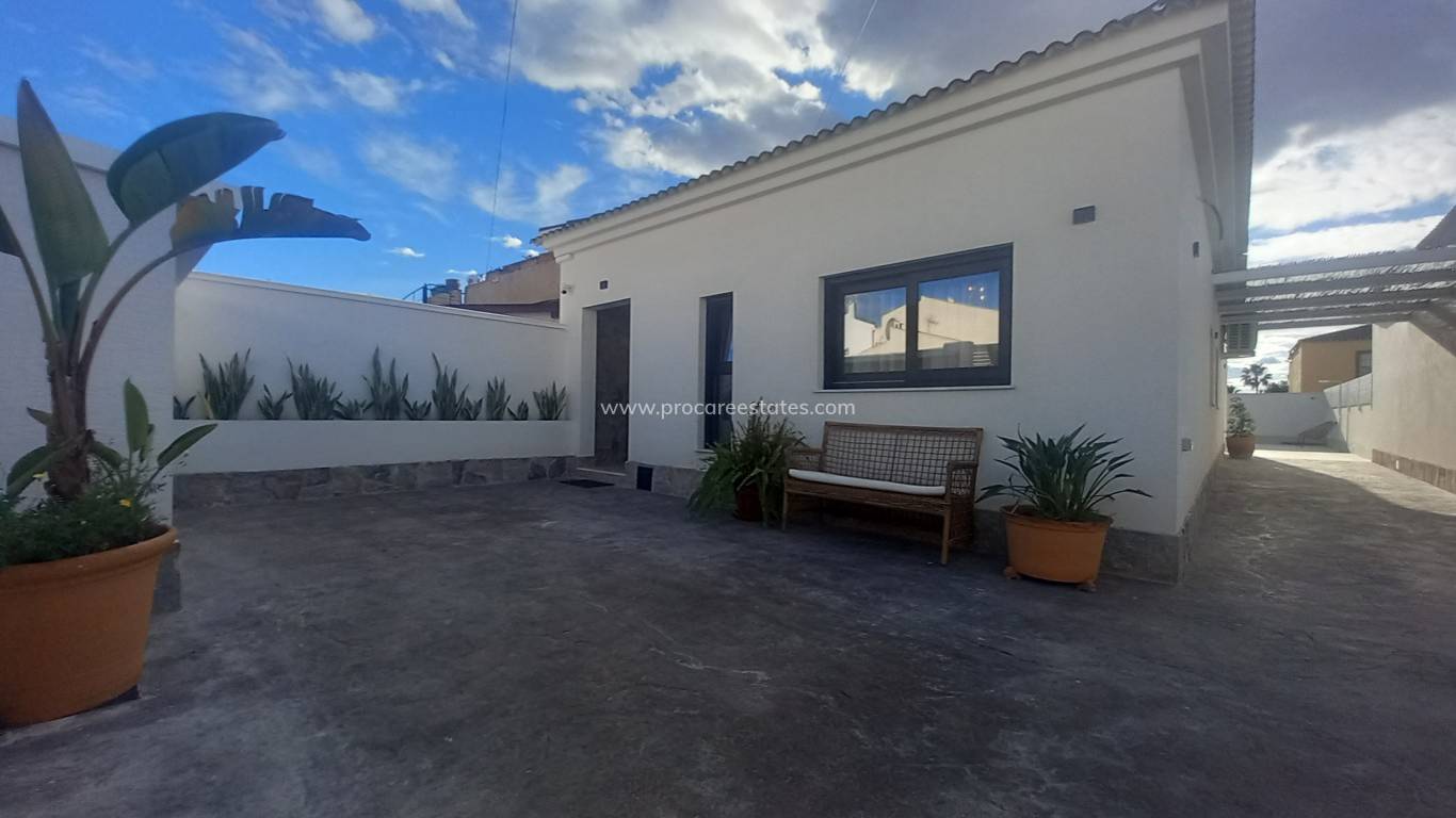 Resale - Villa - Torrevieja - El Chaparral