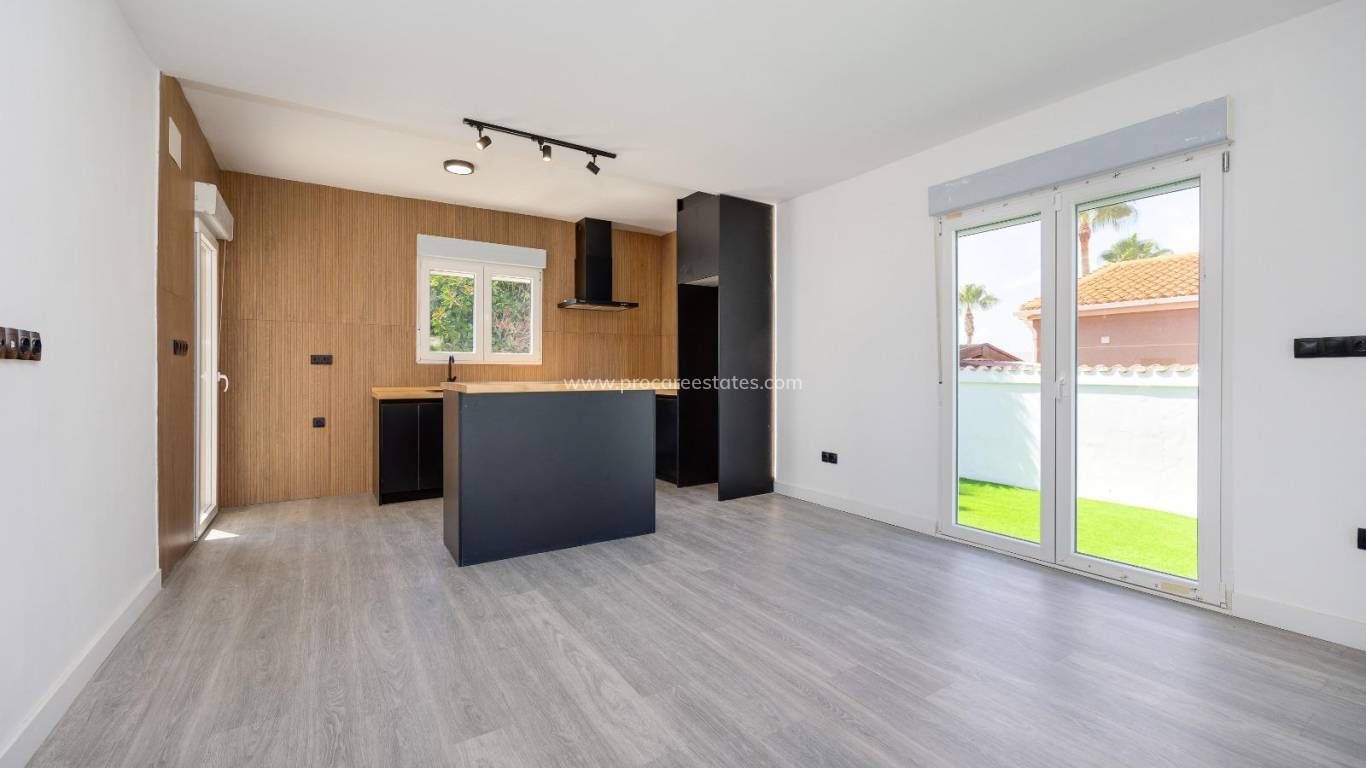 Resale - Villa - Torrevieja - El Chaparral