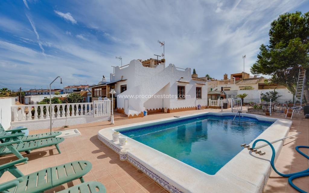 Resale - Villa - Torrevieja - La Siesta - El Salado - Torreta