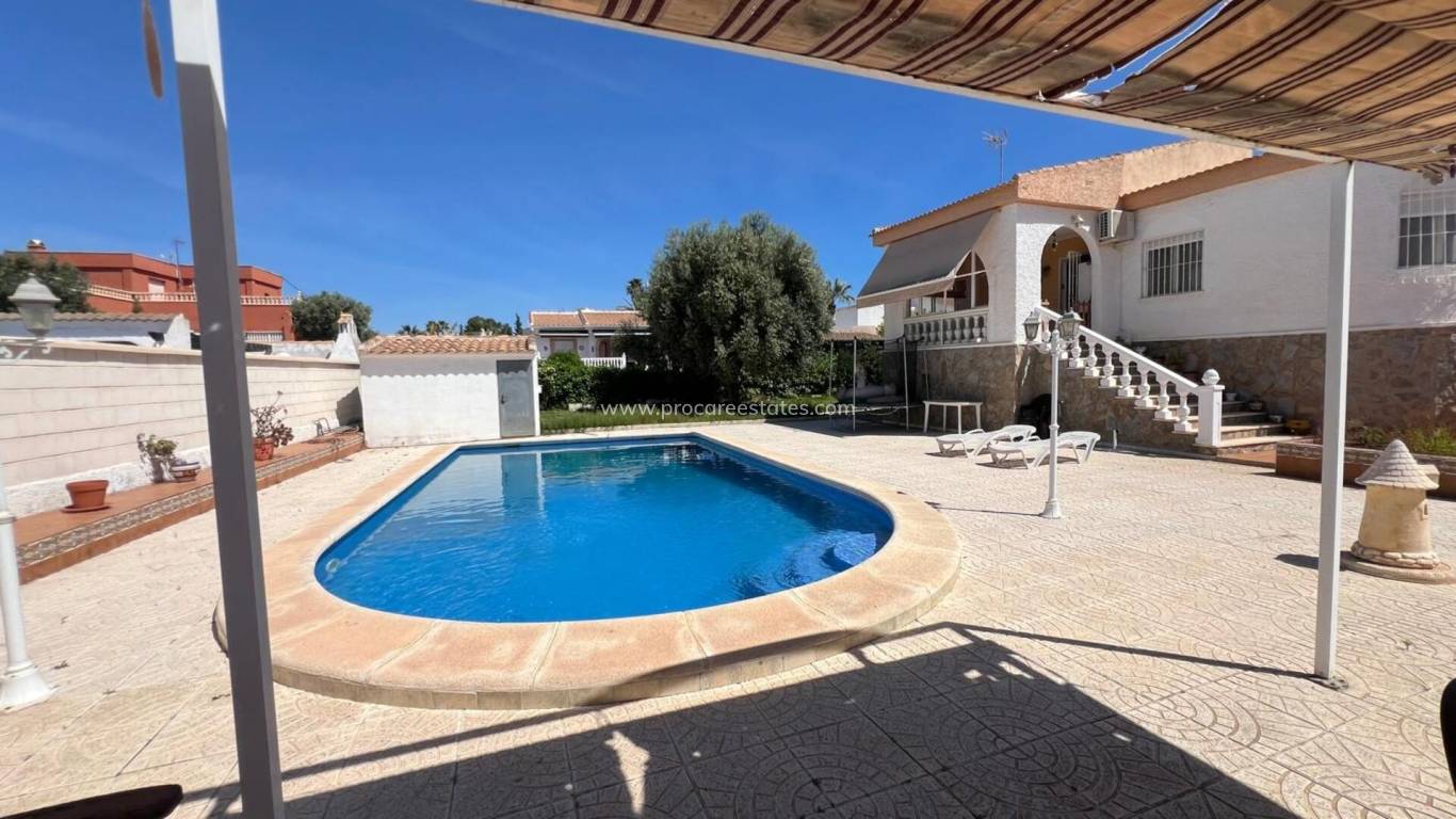Resale - Villa - Torrevieja - La Siesta - El Salado - Torreta