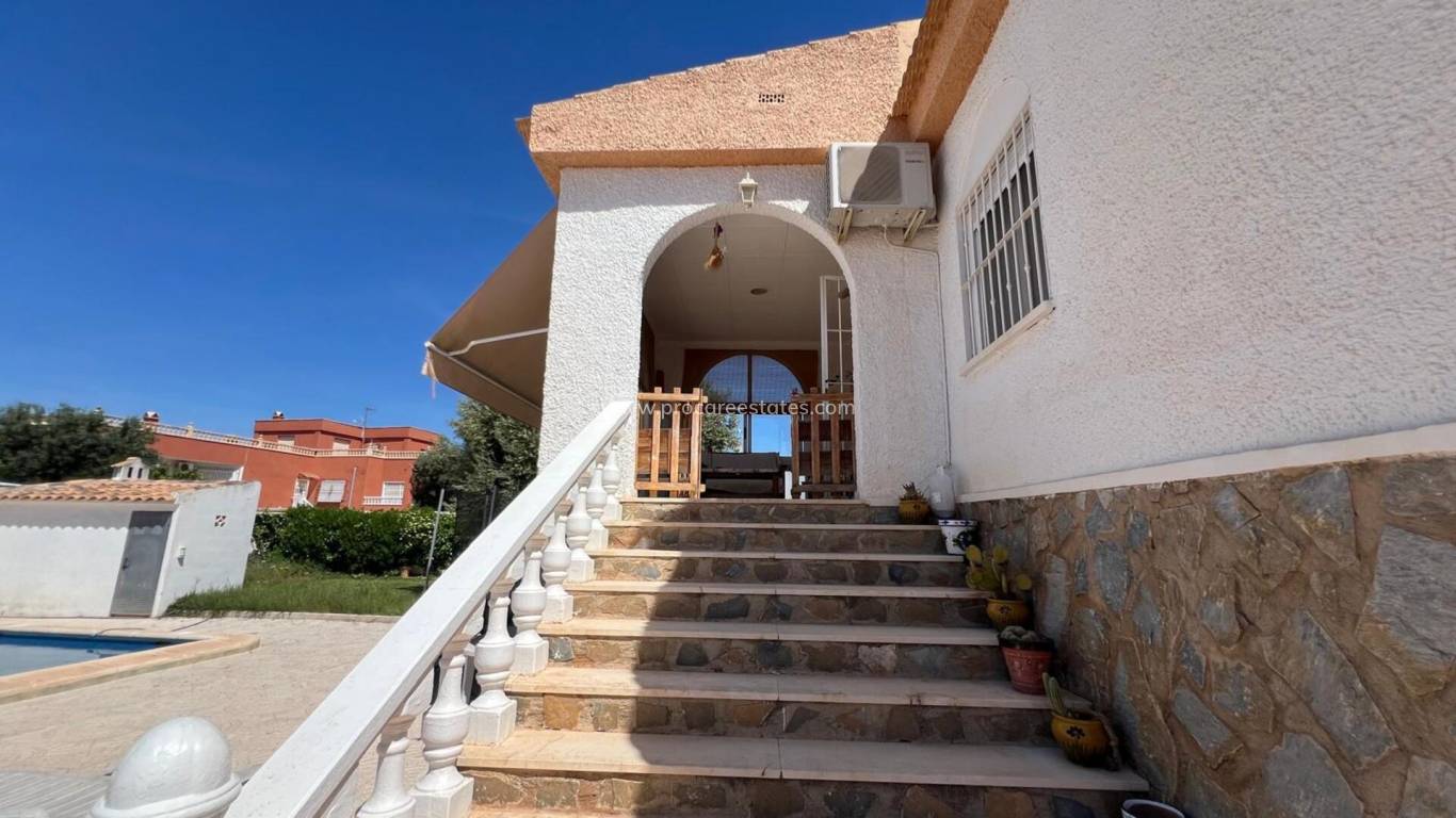 Resale - Villa - Torrevieja - La Siesta - El Salado - Torreta