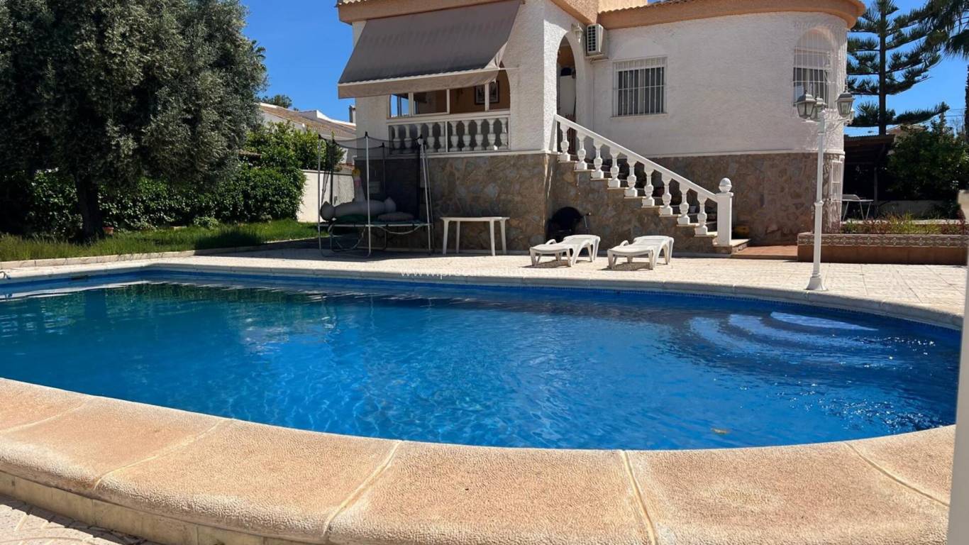Resale - Villa - Torrevieja - La Siesta - El Salado - Torreta