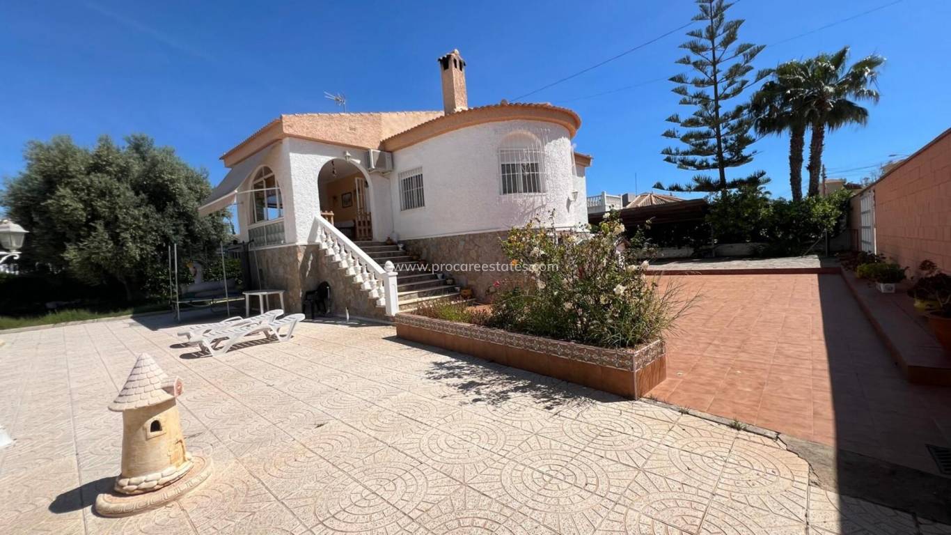 Resale - Villa - Torrevieja - La Siesta - El Salado - Torreta