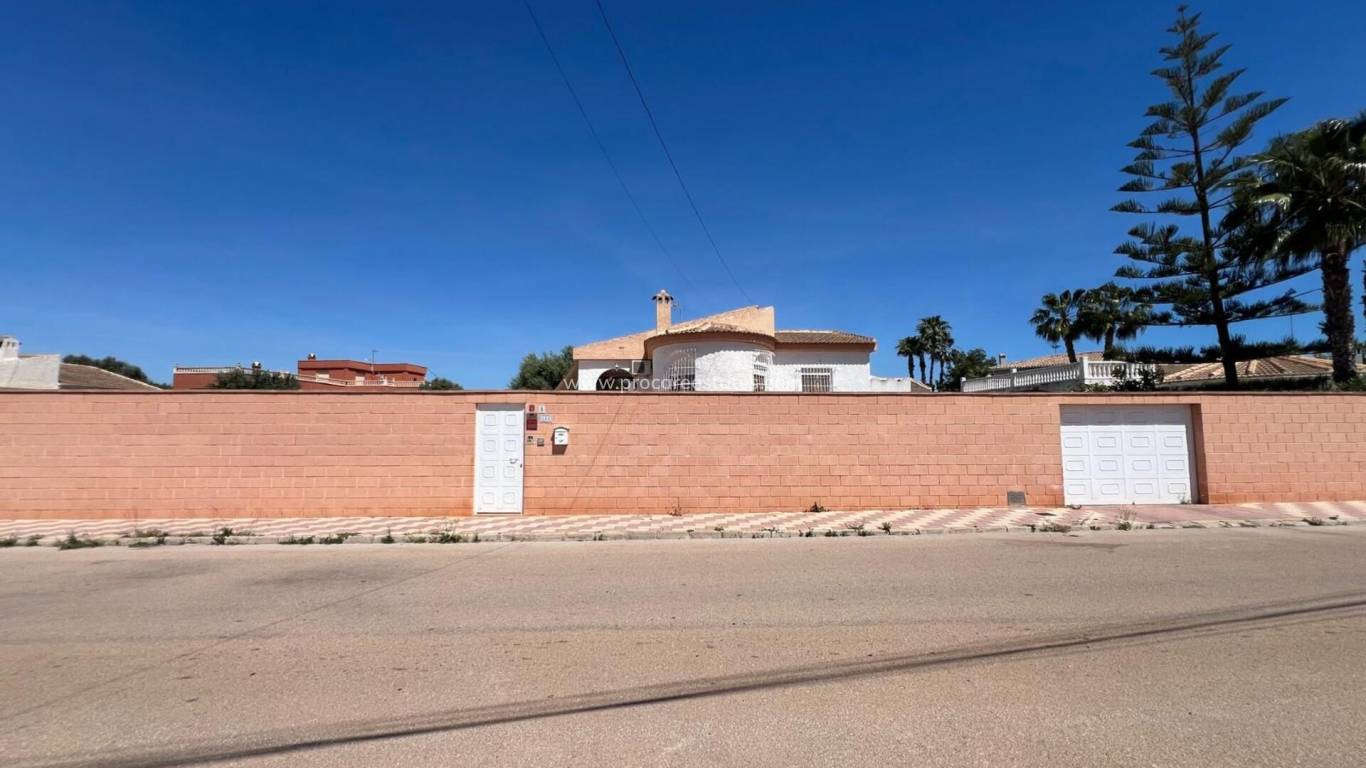Resale - Villa - Torrevieja - La Siesta - El Salado - Torreta