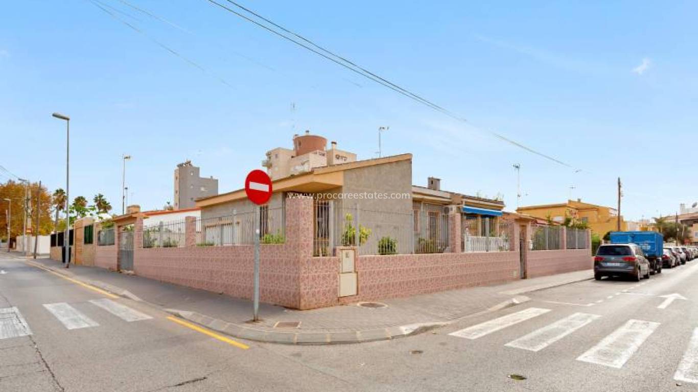 Resale - Villa - Torrevieja - Nueva Torrevieja