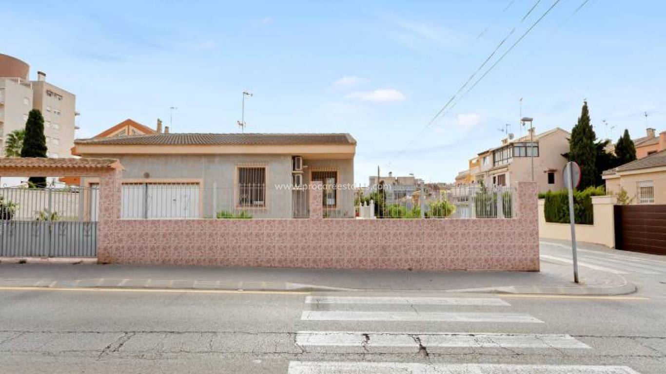 Resale - Villa - Torrevieja - Nueva Torrevieja