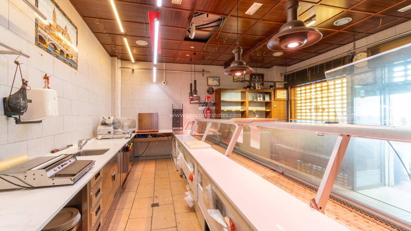 Reventa - Propiedad comercial - Torrevieja - Paseo maritimo