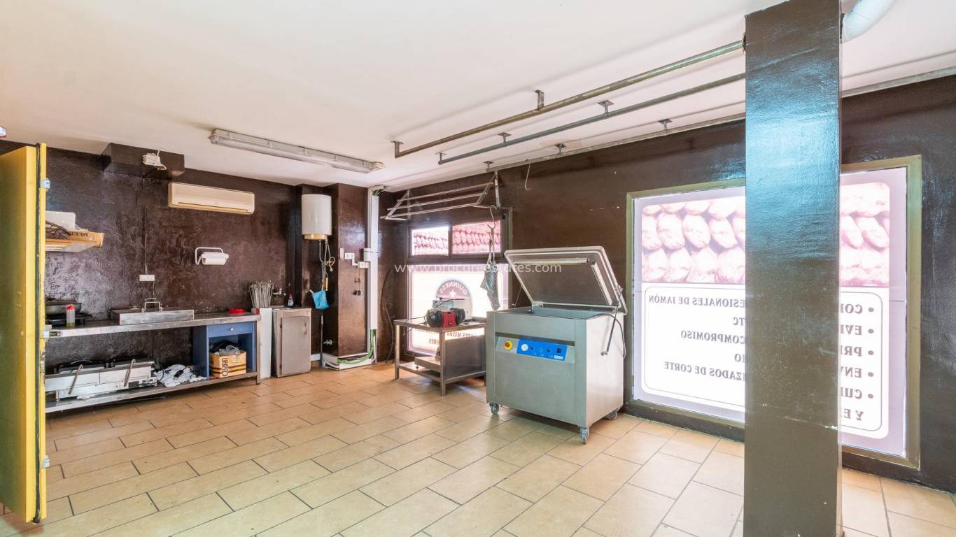 Reventa - Propiedad comercial - Torrevieja - Paseo maritimo