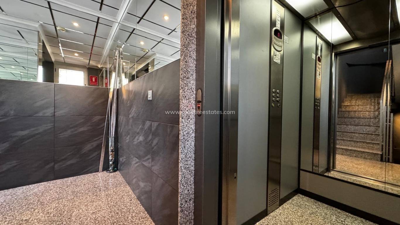 Revente - Propriété commerciale - Torrevieja - Playa Del Cura