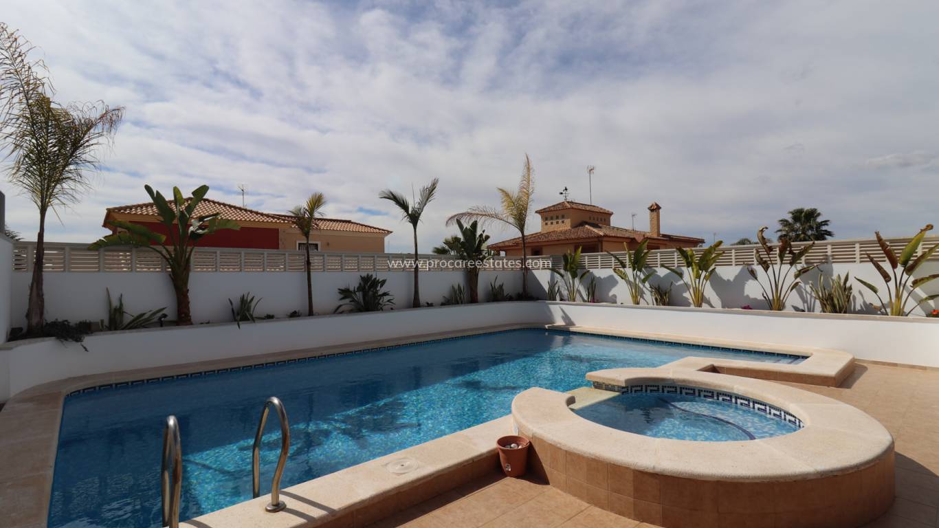 Revente - Villa - Torrevieja - Aguas Nuevas