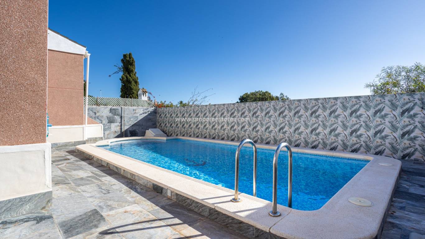 Revente - Villa - Torrevieja - Urbanización San Luis